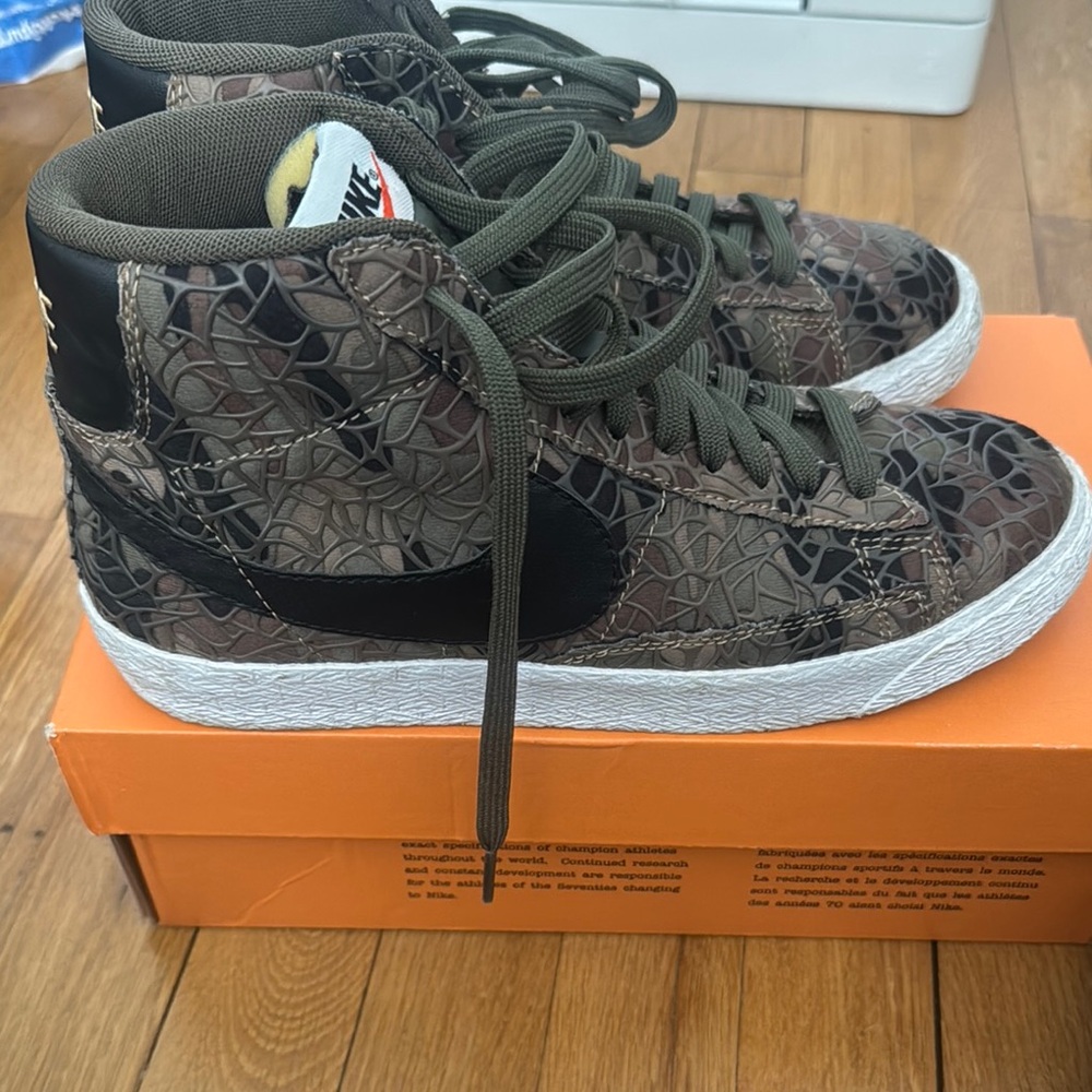 Nike Women's Sneakers - Black and Brown